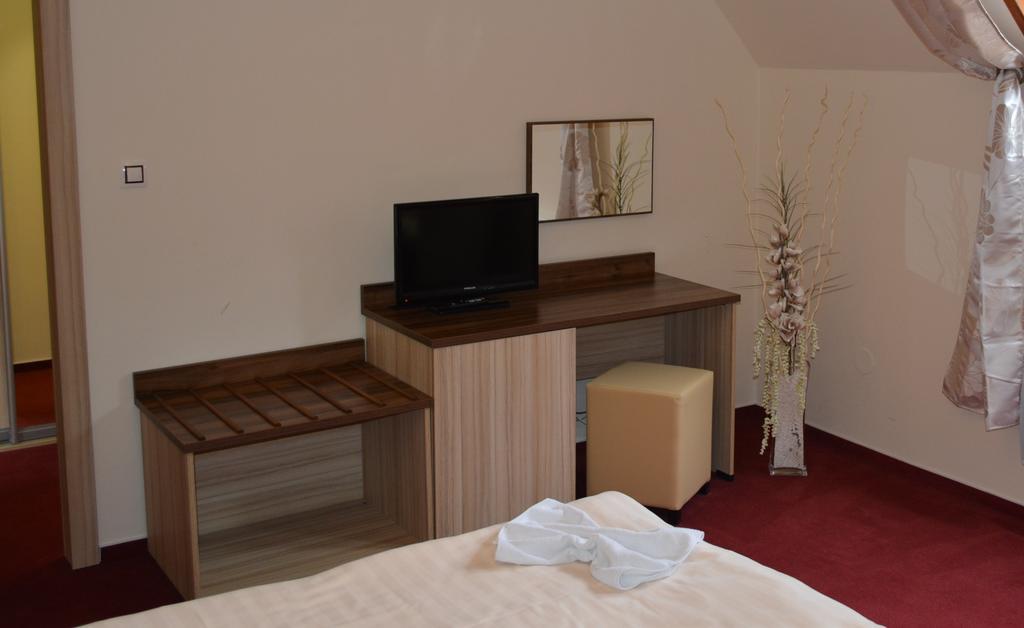 Hotel Koruna Karlštejn Exteriör bild