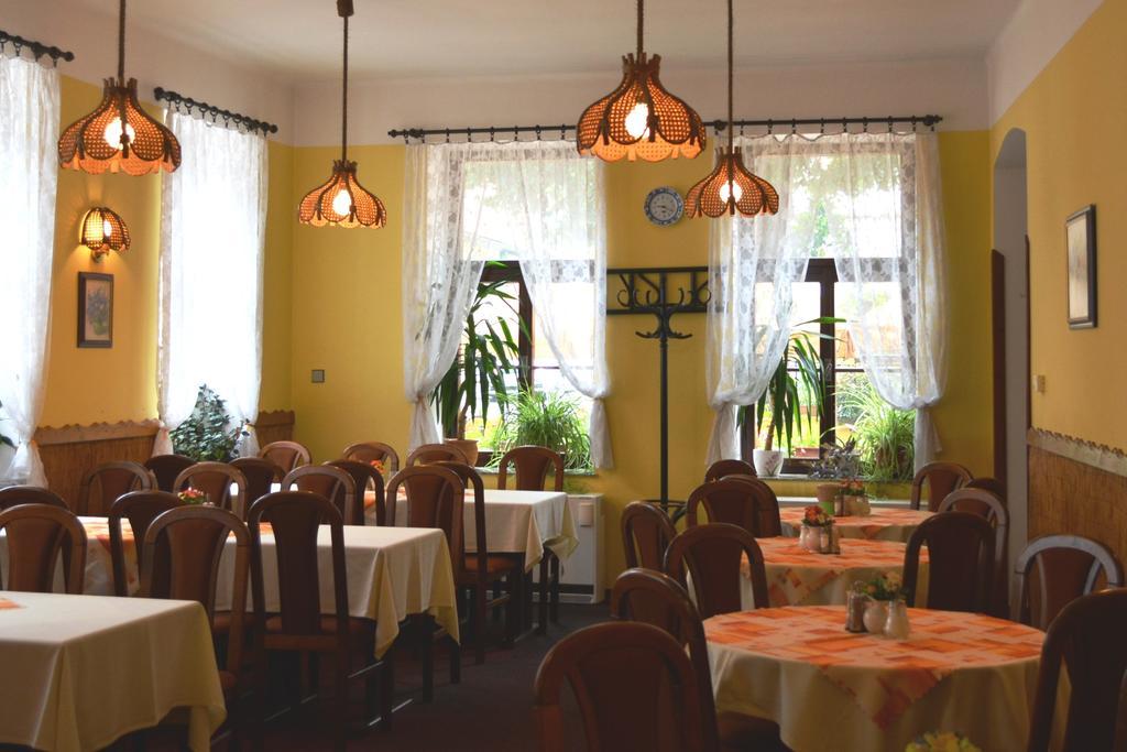 Hotel Koruna Karlštejn Exteriör bild