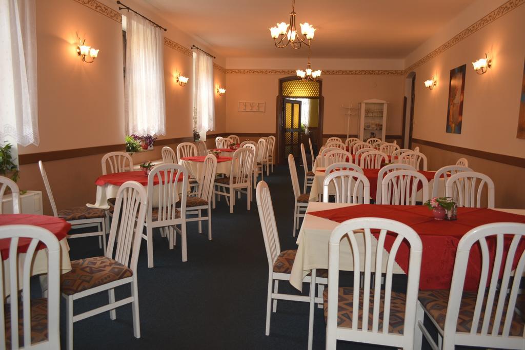 Hotel Koruna Karlštejn Exteriör bild