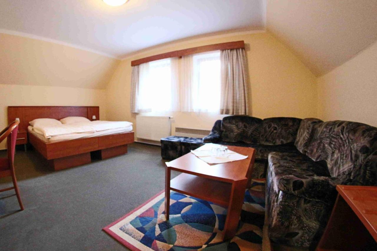 Hotel Koruna Karlštejn Exteriör bild
