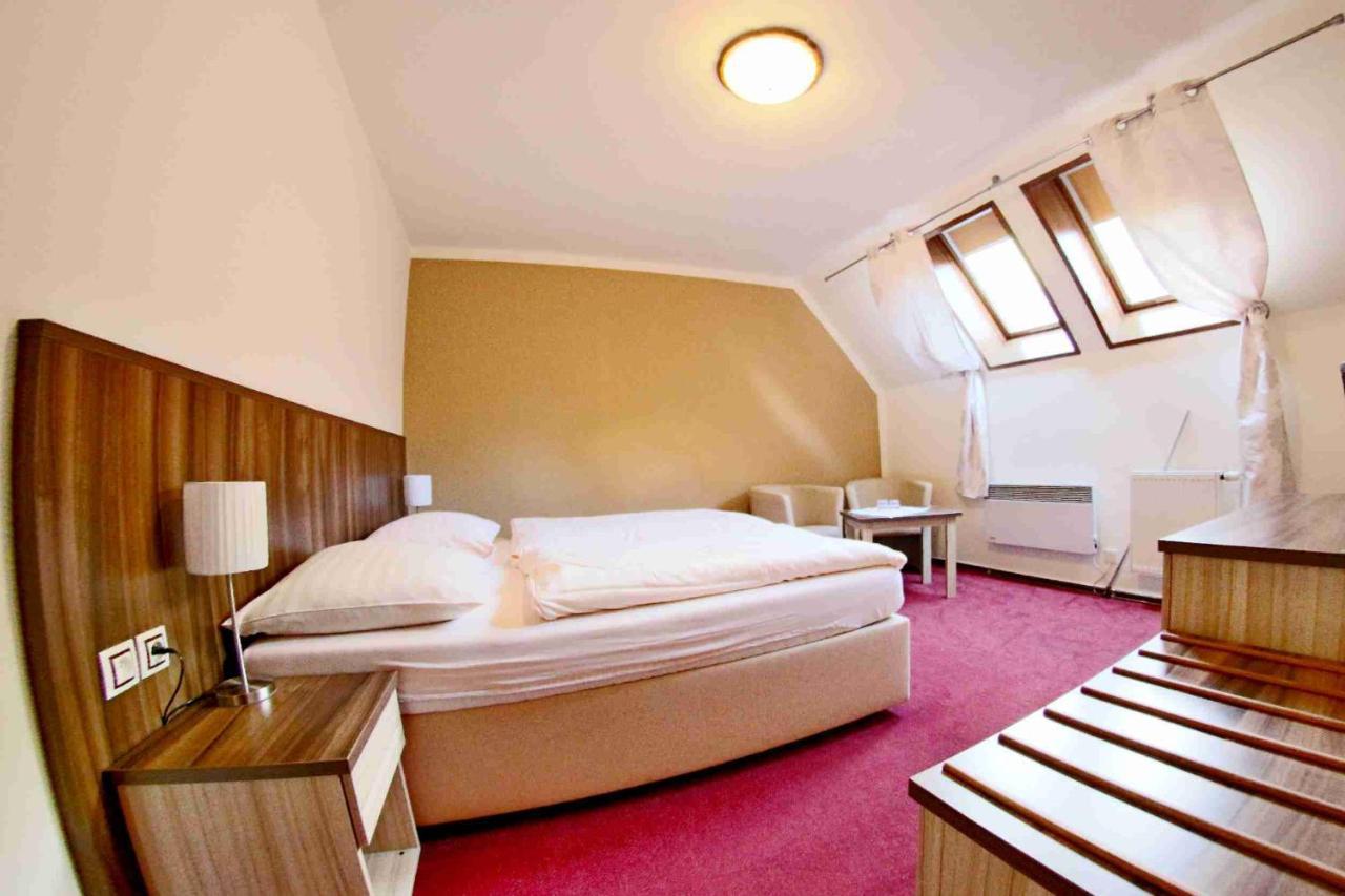 Hotel Koruna Karlštejn Exteriör bild