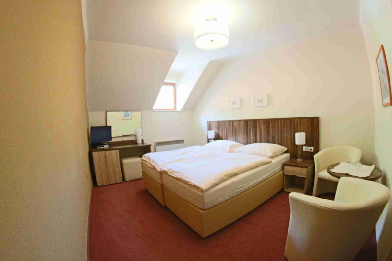 Hotel Koruna Karlštejn Exteriör bild