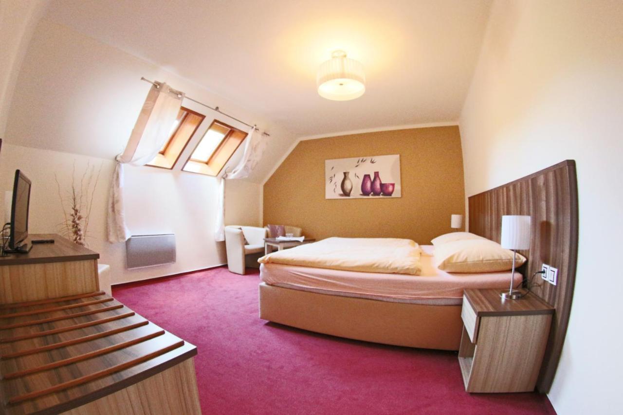 Hotel Koruna Karlštejn Exteriör bild