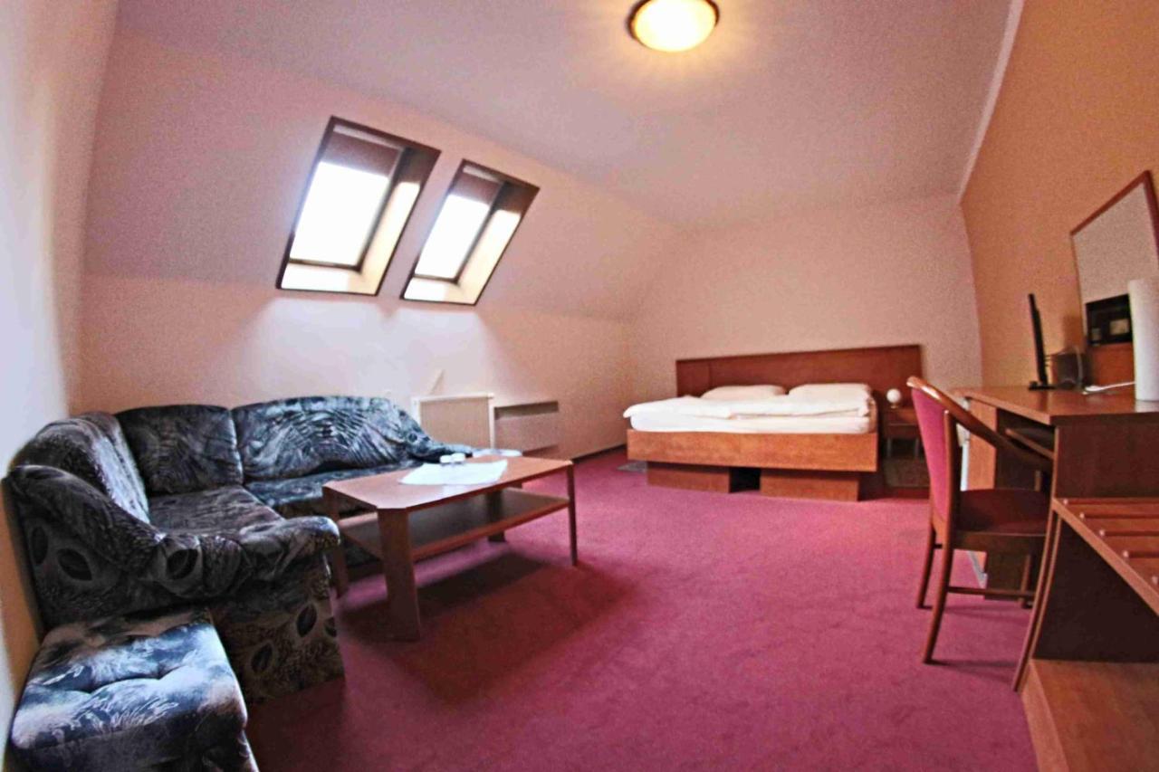 Hotel Koruna Karlštejn Exteriör bild