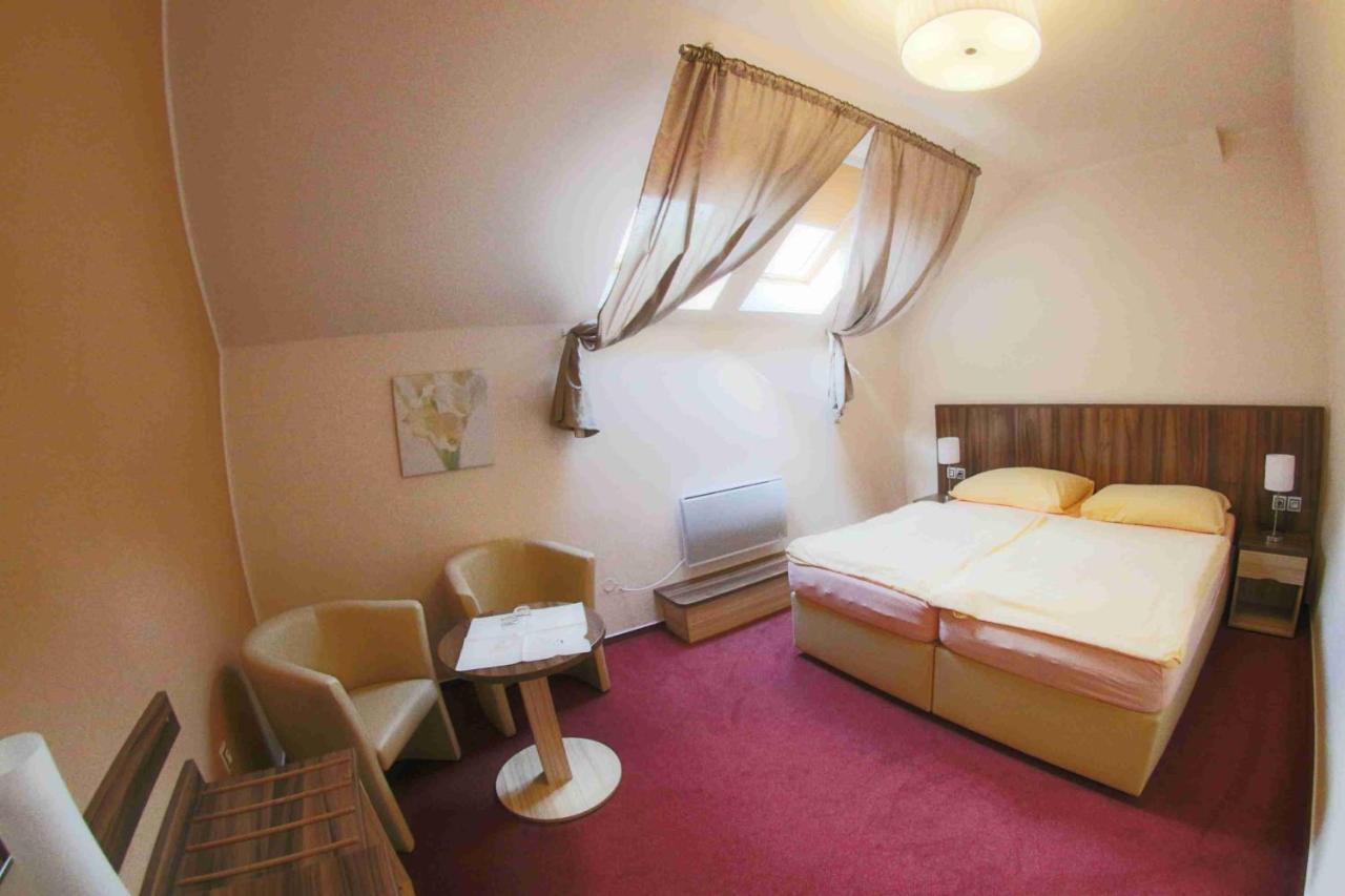 Hotel Koruna Karlštejn Exteriör bild