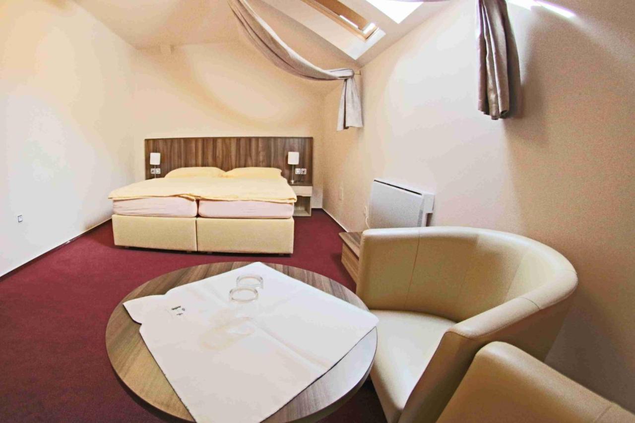Hotel Koruna Karlštejn Exteriör bild
