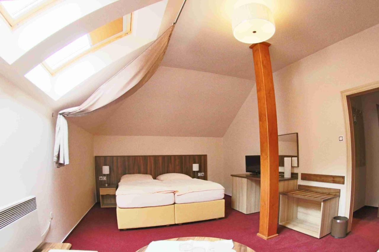 Hotel Koruna Karlštejn Exteriör bild