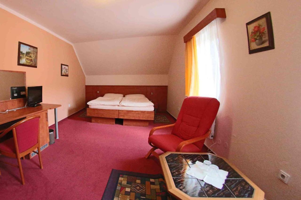 Hotel Koruna Karlštejn Exteriör bild