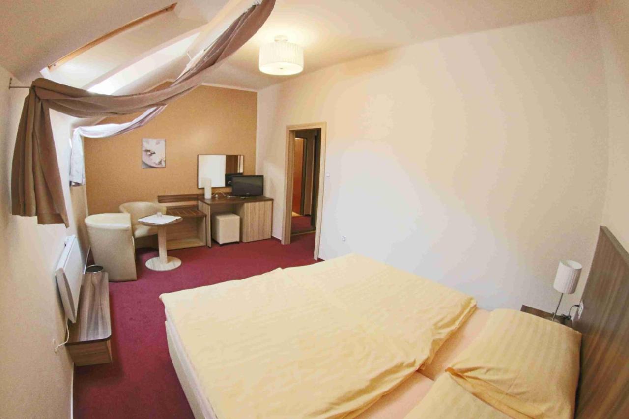 Hotel Koruna Karlštejn Exteriör bild