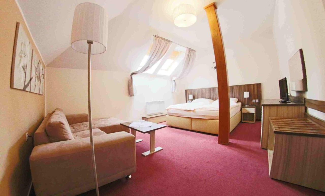 Hotel Koruna Karlštejn Exteriör bild