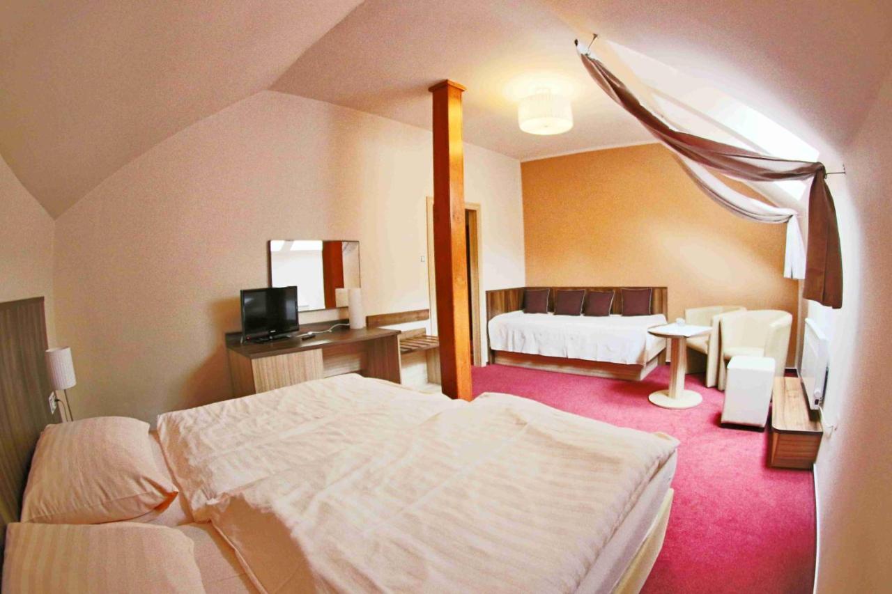 Hotel Koruna Karlštejn Exteriör bild